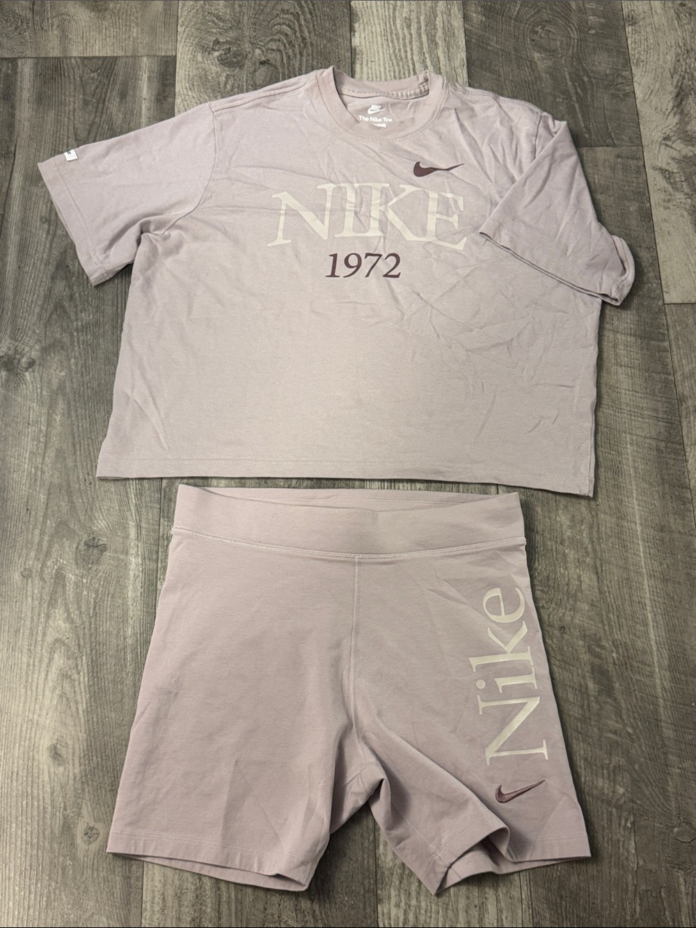 Nike women’s  Dusty Lavender Logo Shorts Set the blouse is size M and short is L